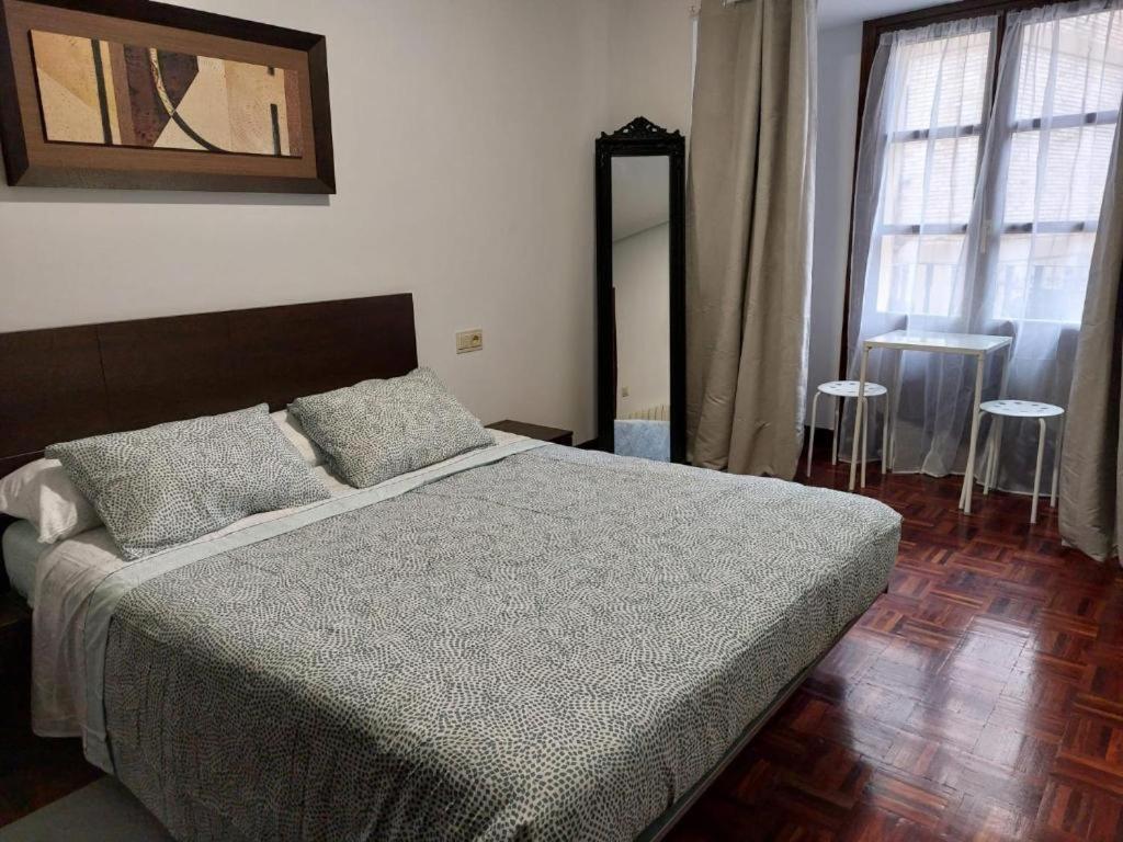 Casa Caminante - Habitacion Apartment Pamplona Luaran gambar